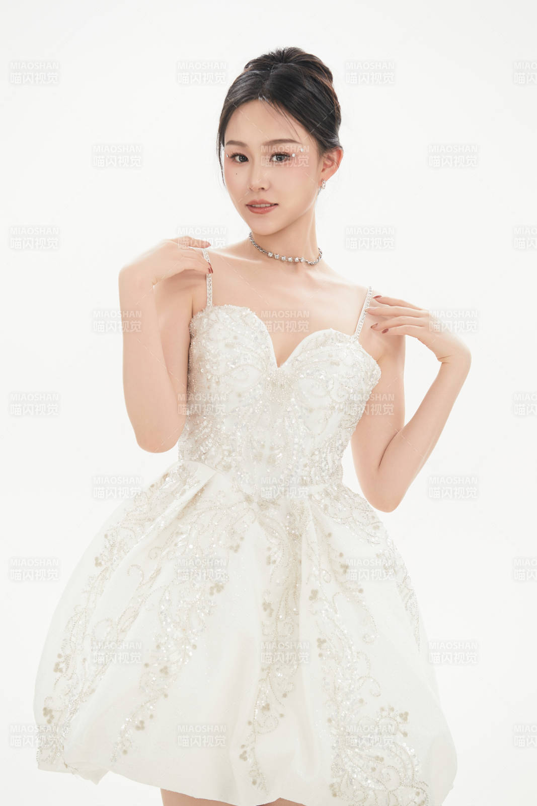 白色背景下跳芭蕾舞的亞洲少女