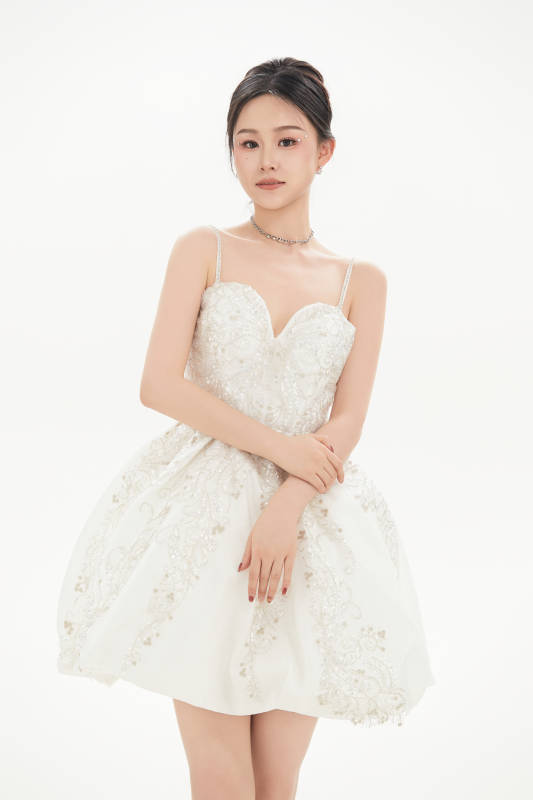 白色背景下跳芭蕾舞的亚洲少女