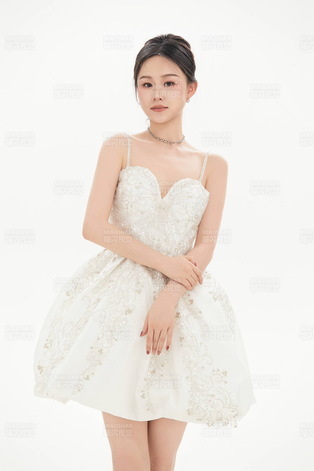 白色背景下跳芭蕾舞的亚洲少女