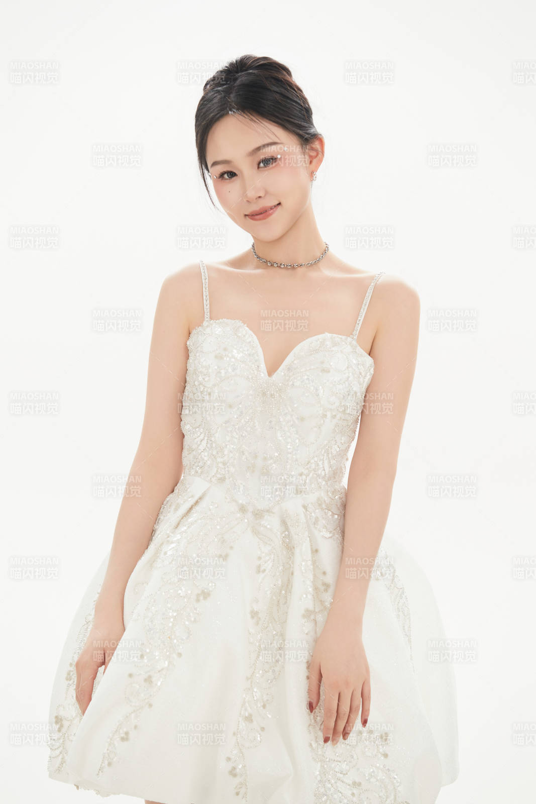 白色背景下跳芭蕾舞的亚洲少女