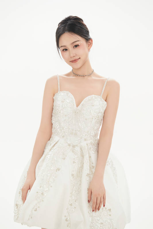 白色背景下跳芭蕾舞的亚洲少女