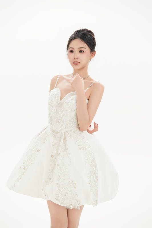 白色背景下跳芭蕾舞的亚洲少女