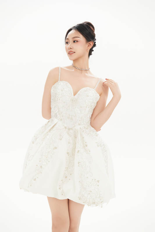 白色背景下跳芭蕾舞的亚洲少女