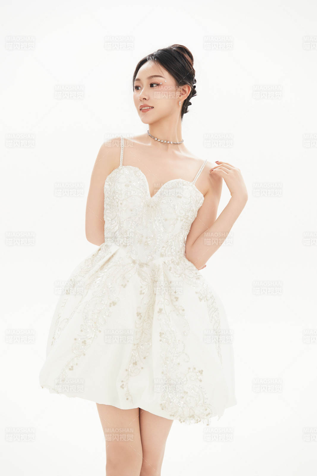 白色背景下跳芭蕾舞的亚洲少女