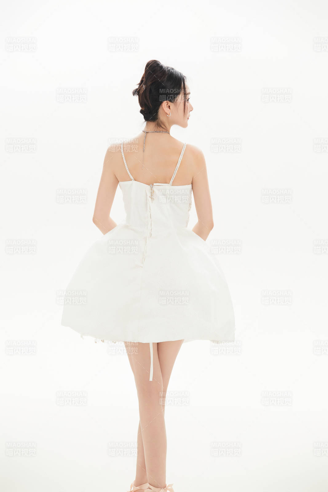 白色背景下跳芭蕾舞的亞洲少女