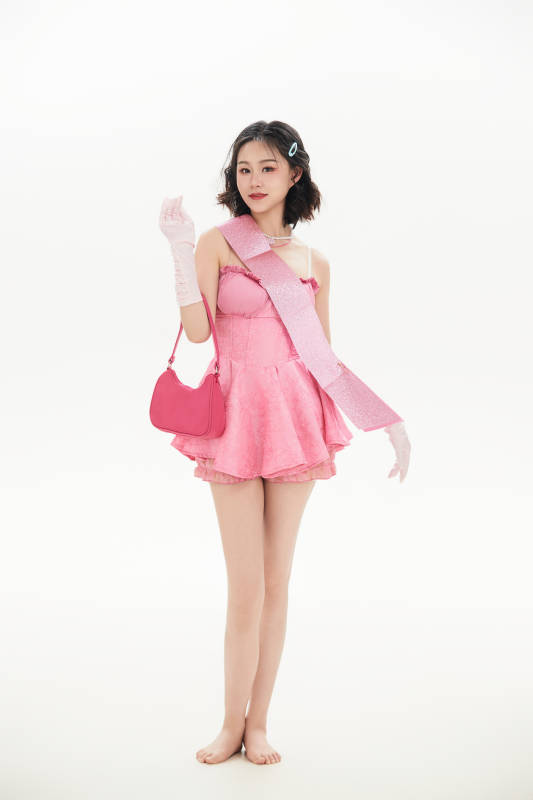 身穿粉色芭蕾舞服跳舞的亚洲少女