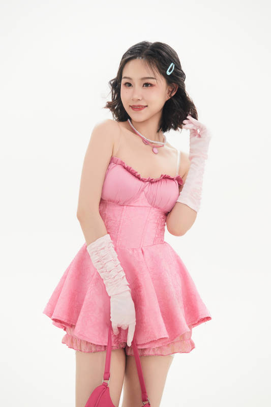 身穿粉色芭蕾舞服跳舞的亚洲少女