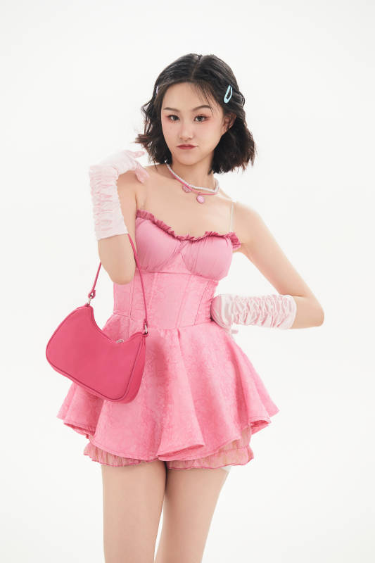 身穿粉色芭蕾舞服跳舞的亚洲少女