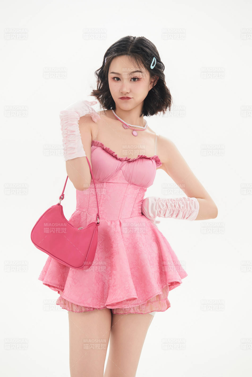 身穿粉色芭蕾舞服跳舞的亞洲少女