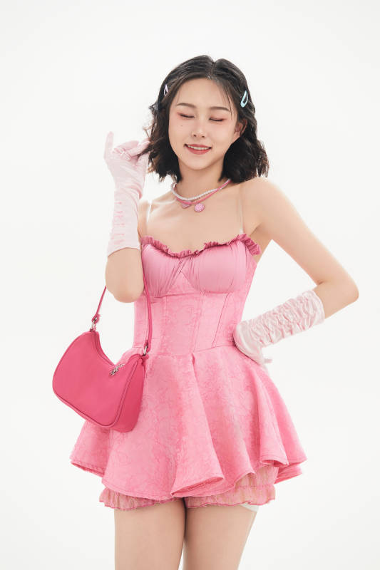 身穿粉色芭蕾舞服跳舞的亚洲少女