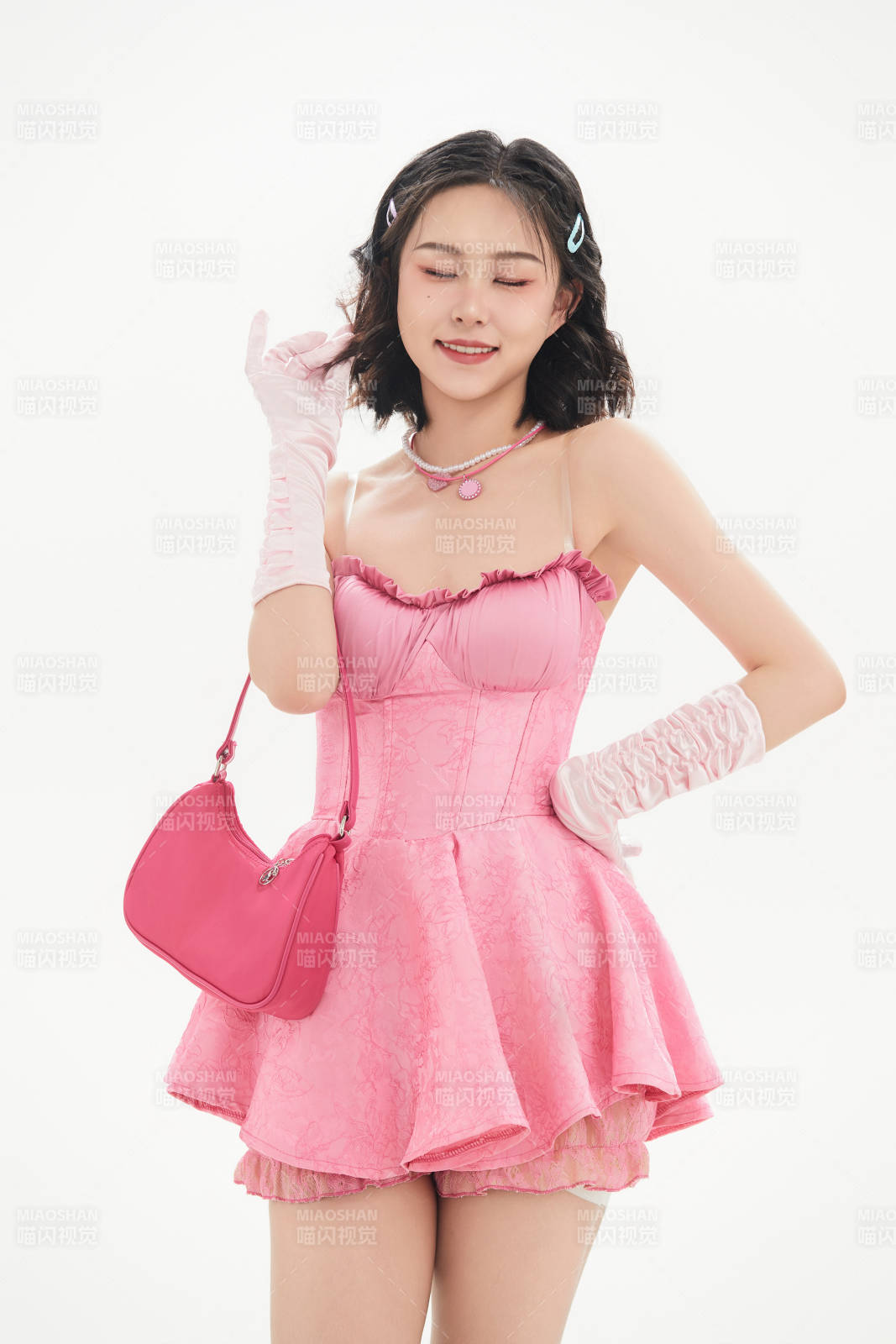 身穿粉色芭蕾舞服跳舞的亚洲少女