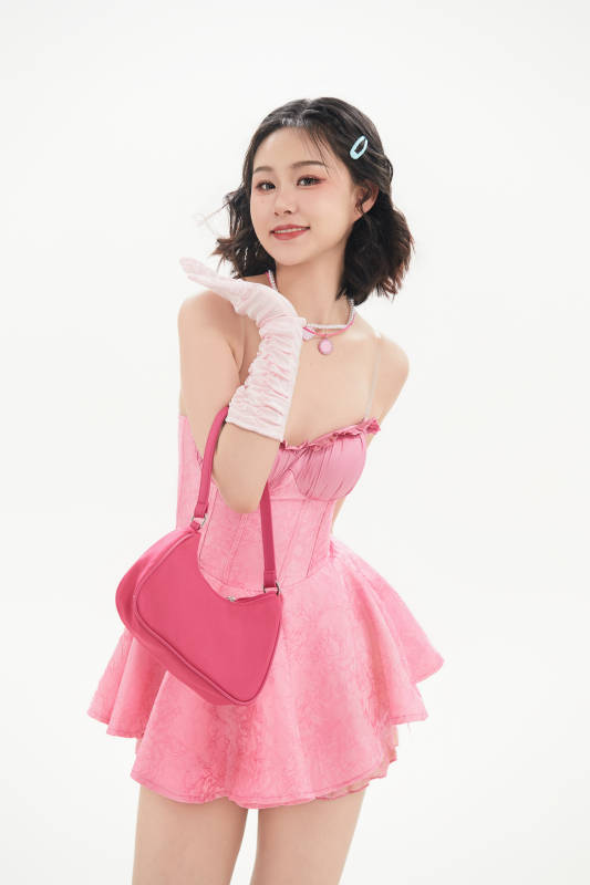 身穿粉色芭蕾舞服跳舞的亚洲少女