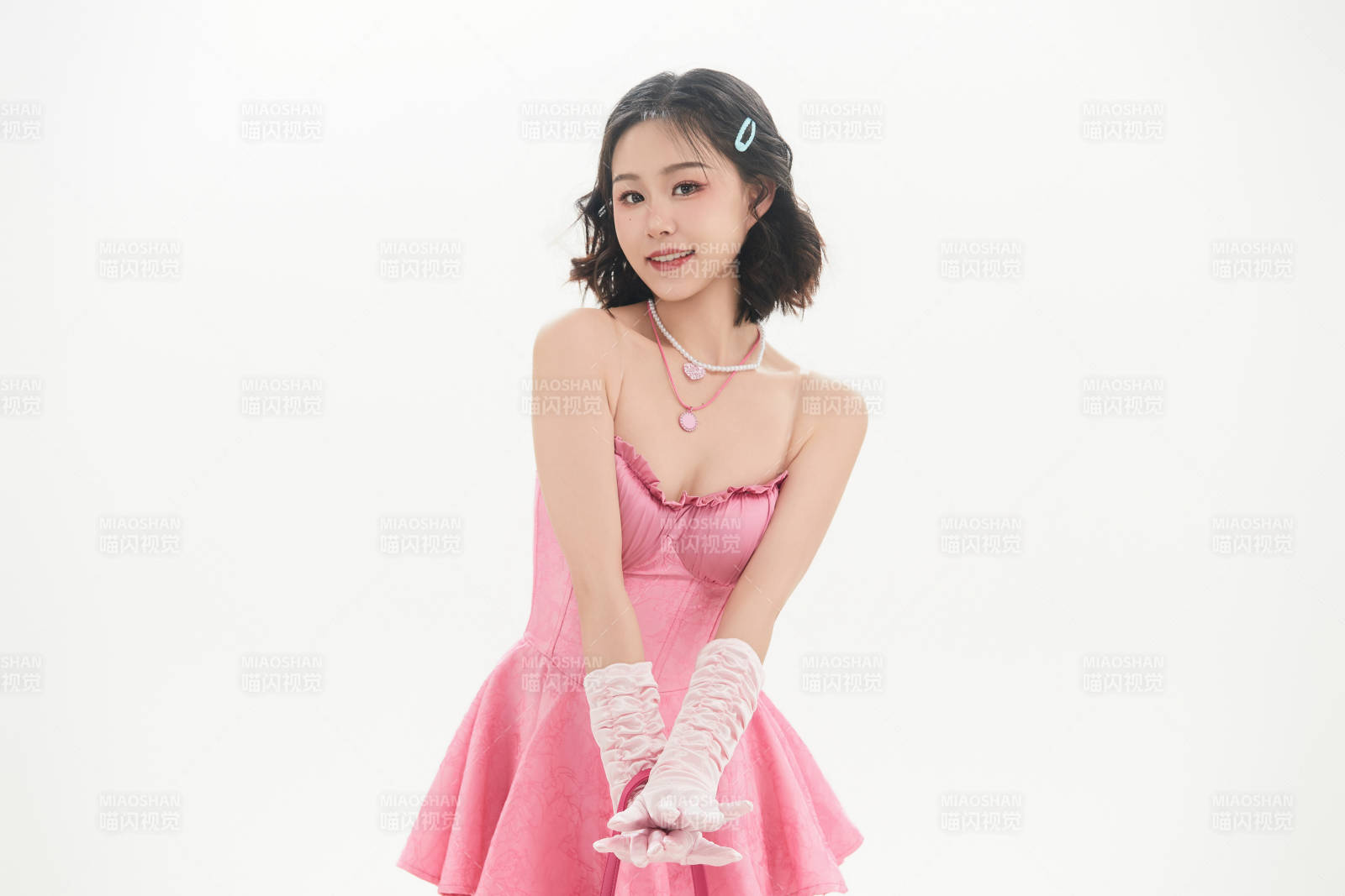 身穿粉色芭蕾舞服跳舞的亚洲少女