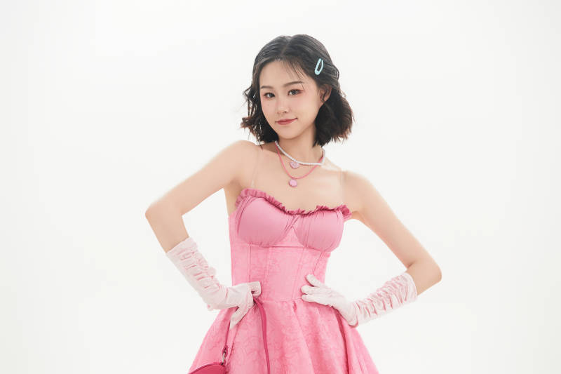 身穿粉色芭蕾舞服跳舞的亚洲少女