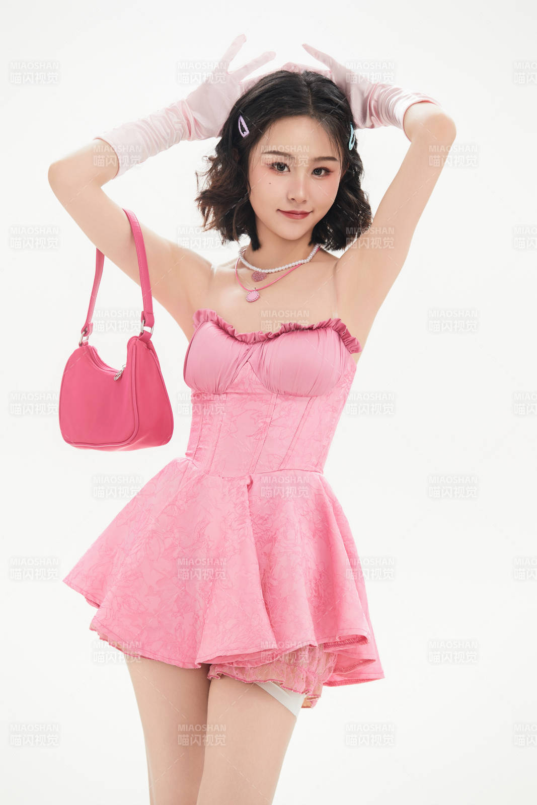 身穿粉色芭蕾舞服跳舞的亚洲少女