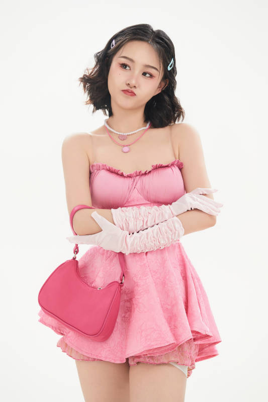 身穿粉色芭蕾舞服跳舞的亚洲少女