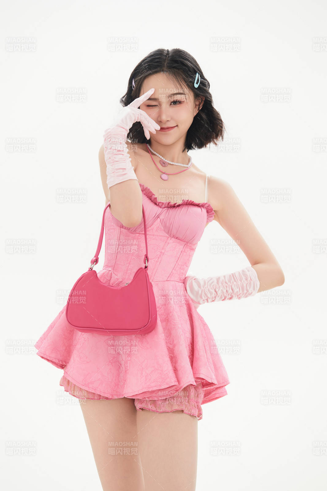 身穿粉色芭蕾舞服跳舞的亚洲少女