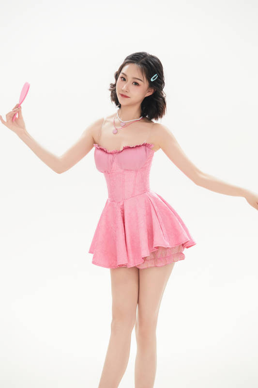 身穿粉色芭蕾舞服跳舞的亚洲少女