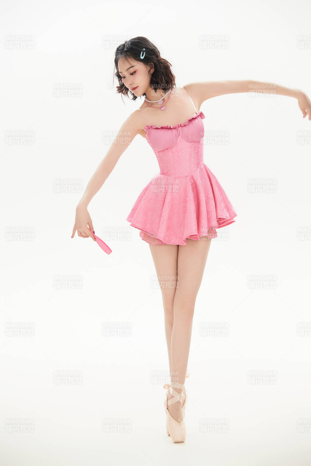 身穿粉色芭蕾舞服跳舞的亚洲少女