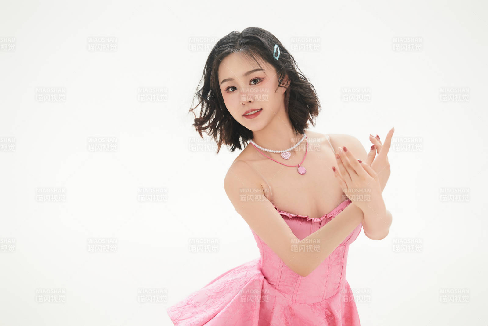 身穿粉色芭蕾舞服跳舞的亚洲少女