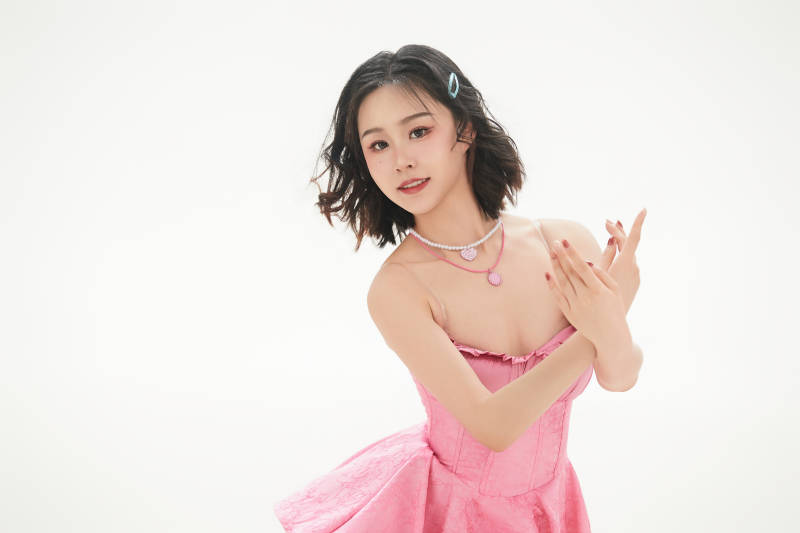 身穿粉色芭蕾舞服跳舞的亚洲少女