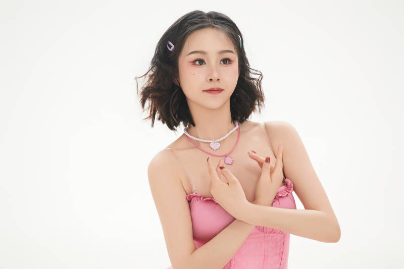 身穿粉色芭蕾舞服跳舞的亚洲少女