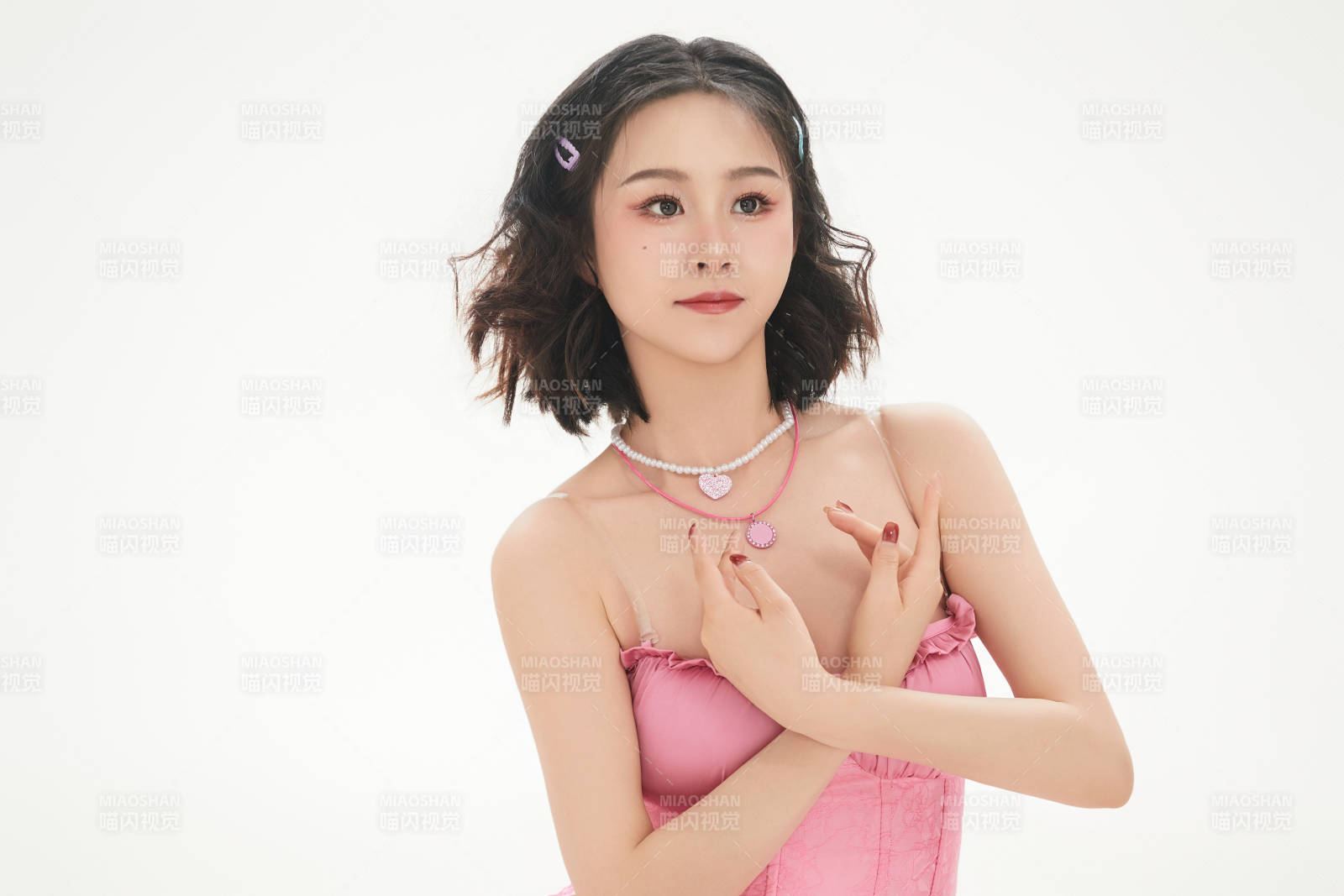 身穿粉色芭蕾舞服跳舞的亚洲少女