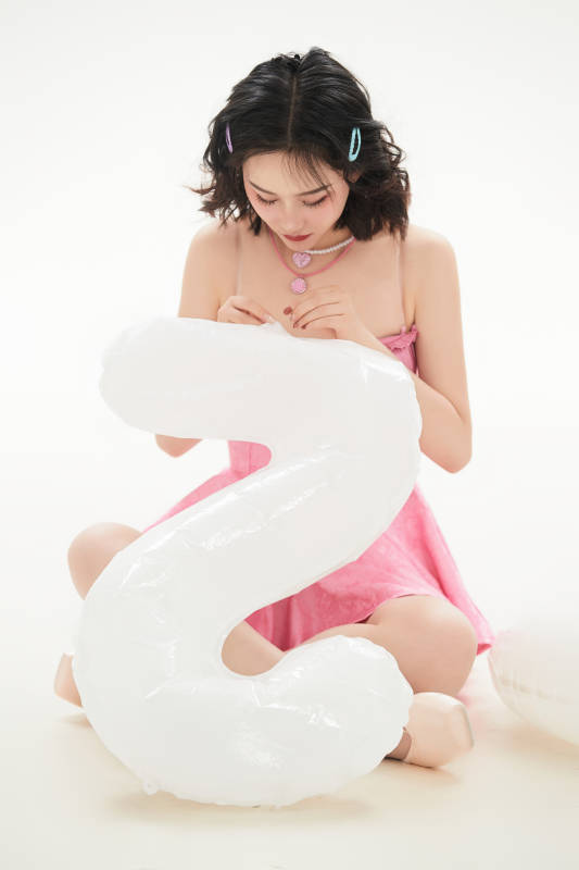 身穿粉色芭蕾舞服跳舞的亚洲少女