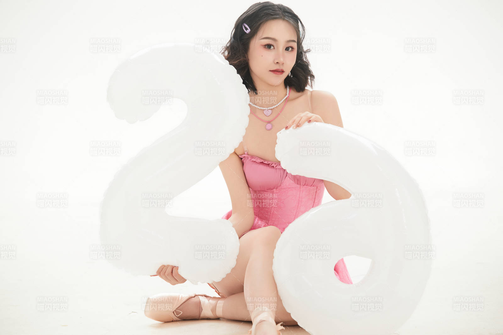 身穿粉色芭蕾舞服跳舞的亚洲少女