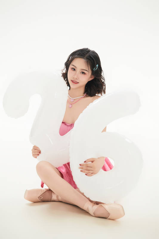 身穿粉色芭蕾舞服跳舞的亚洲少女