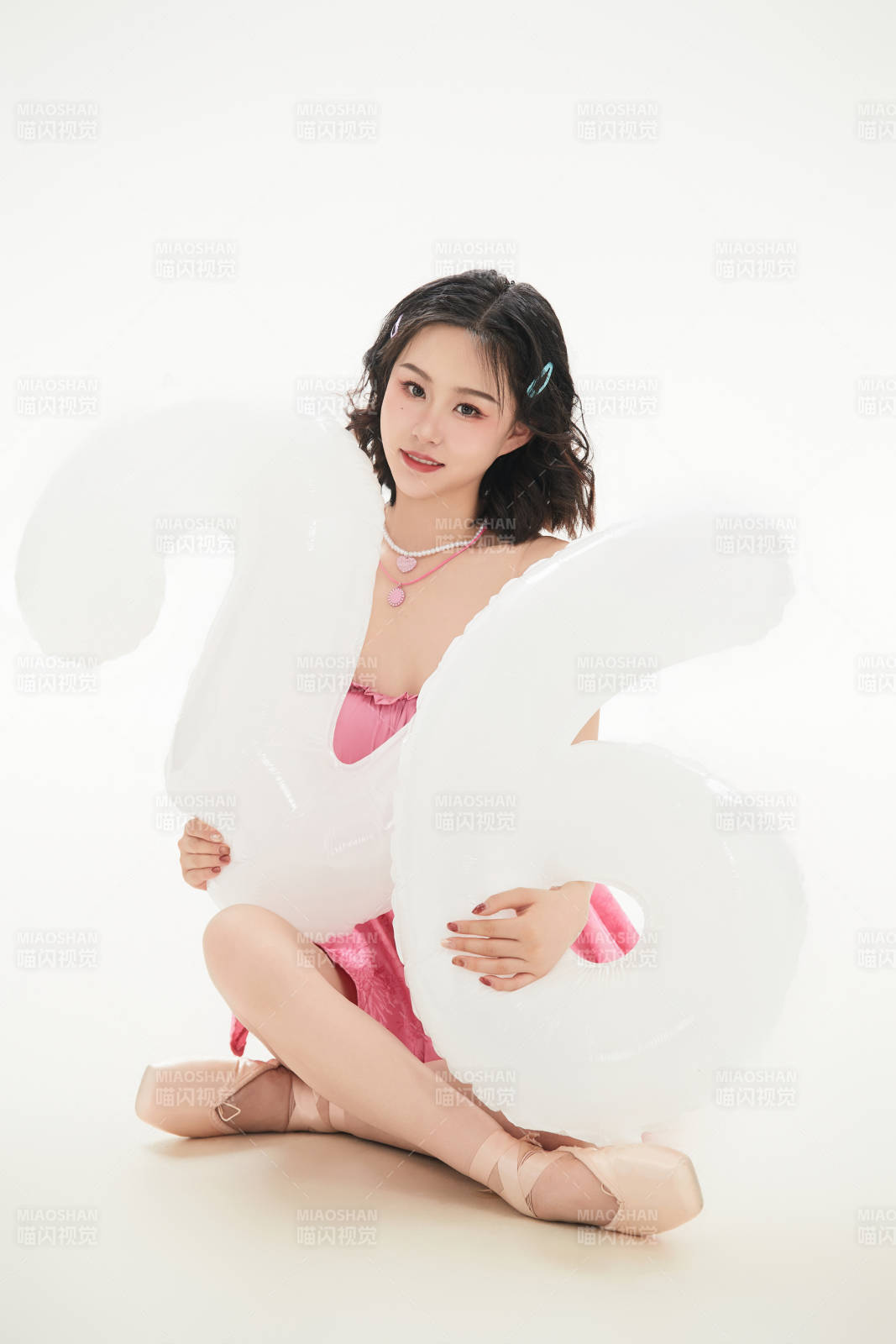 身穿粉色芭蕾舞服跳舞的亚洲少女