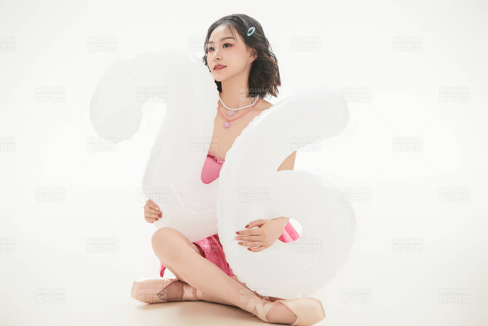 身穿粉色芭蕾舞服跳舞的亚洲少女