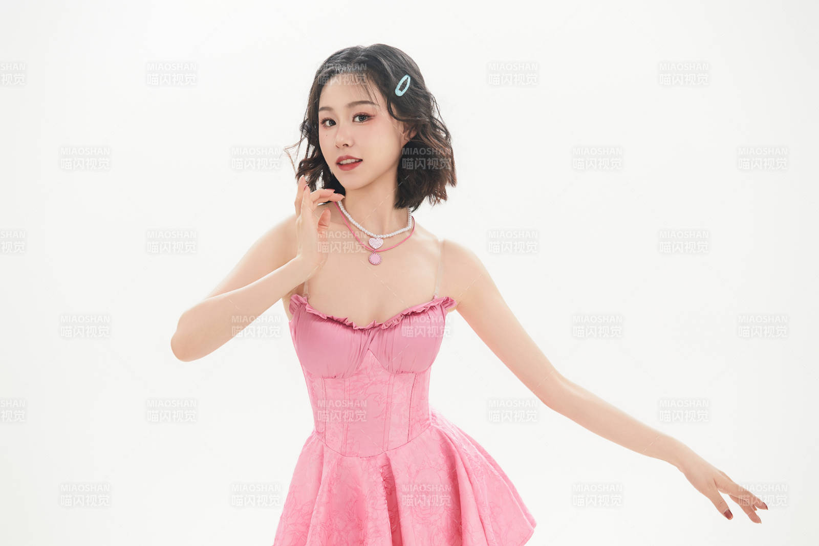 身穿粉色芭蕾舞服跳舞的亚洲少女