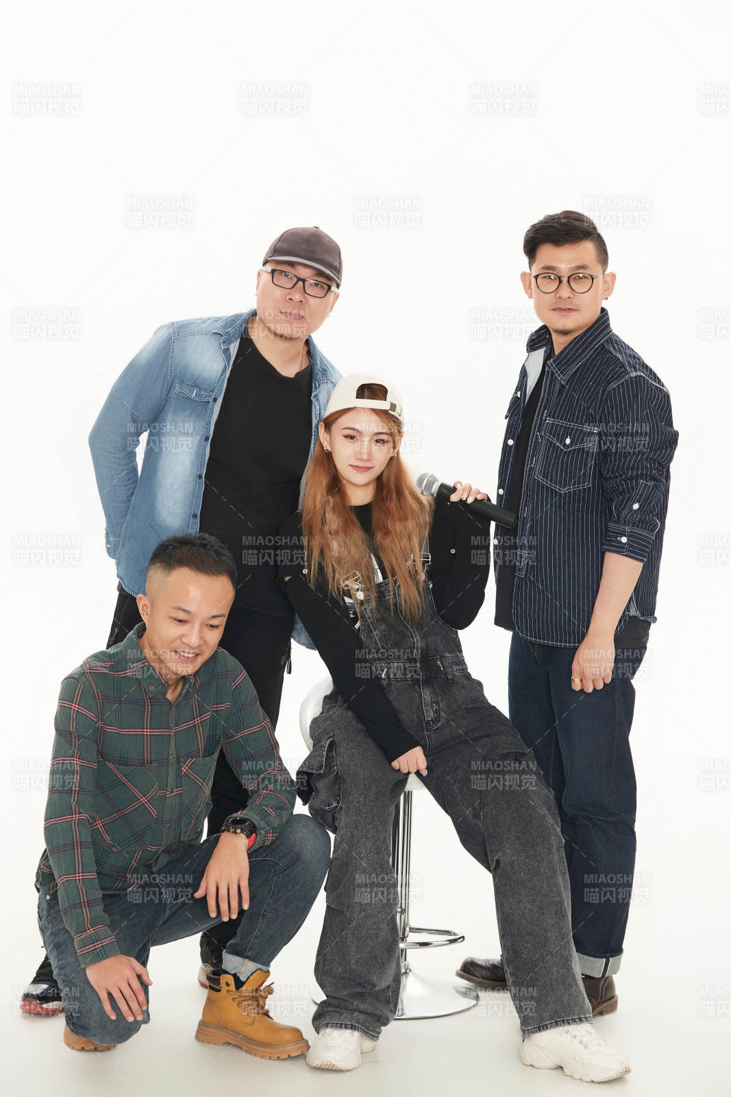 影棚拍摄的白色背景下四人乐队组合形象