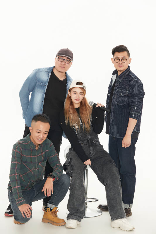 影棚拍摄的白色背景下四人乐队组合形象