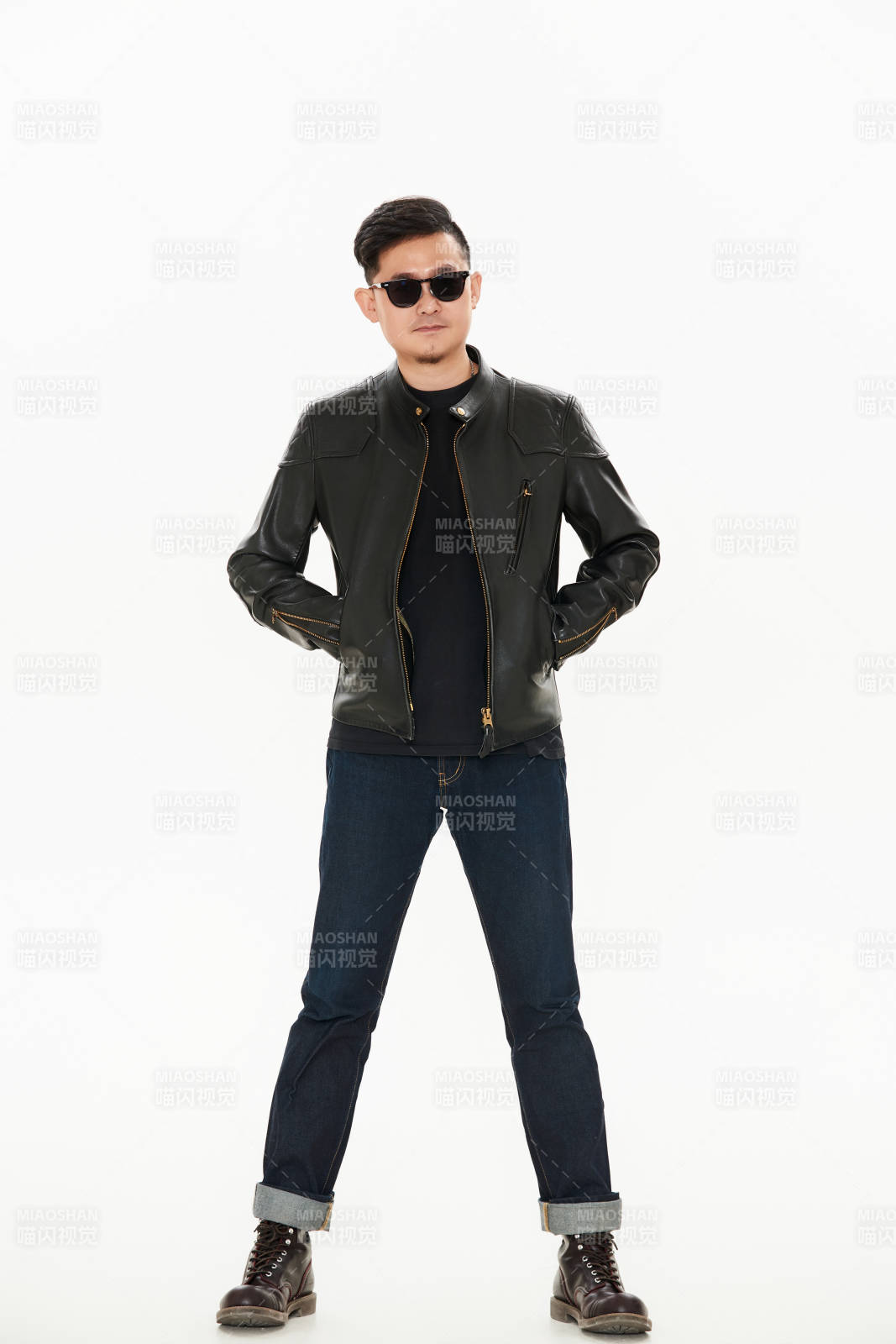 白色背景下的雅痞青年形象