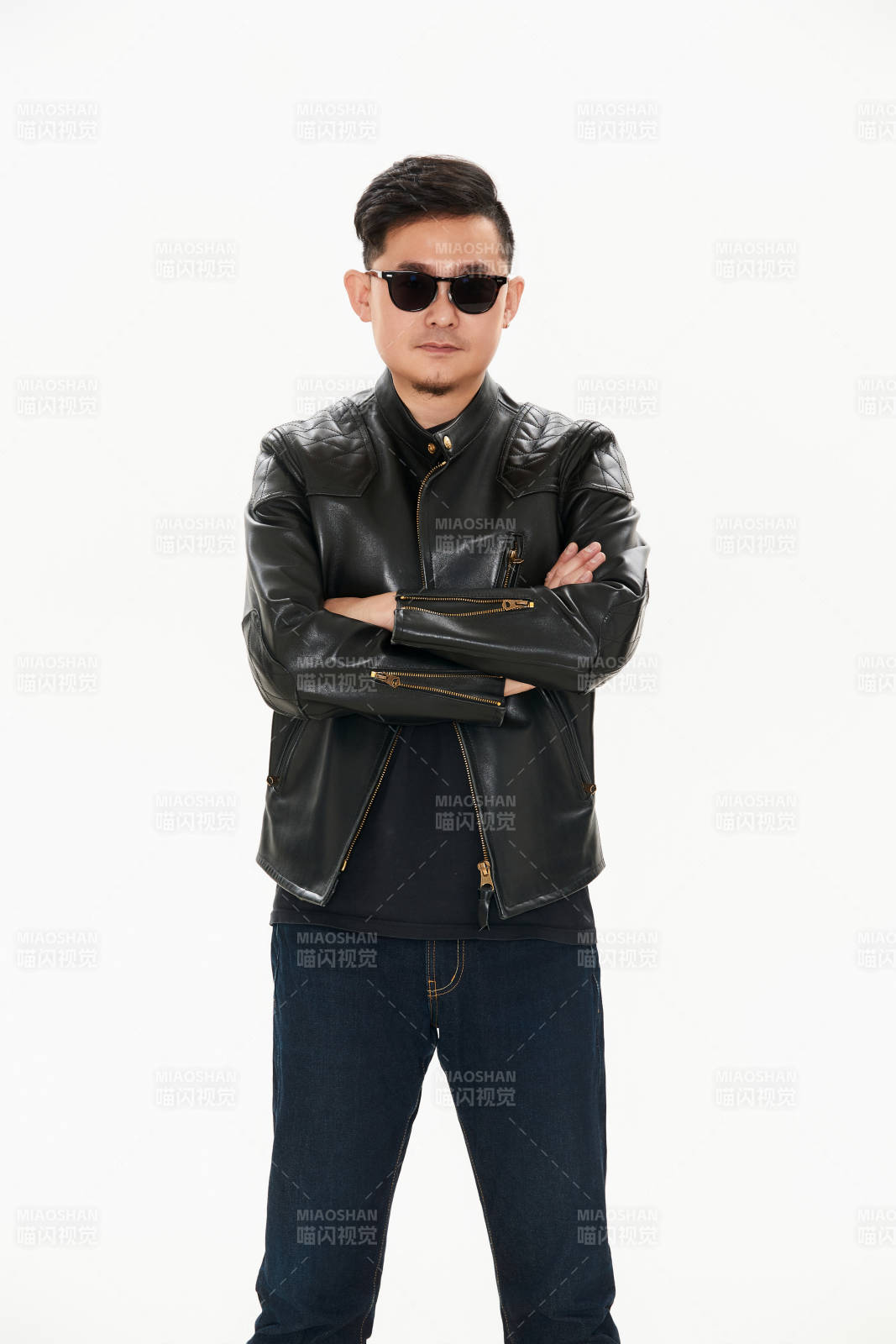 白色背景下的雅痞青年形象