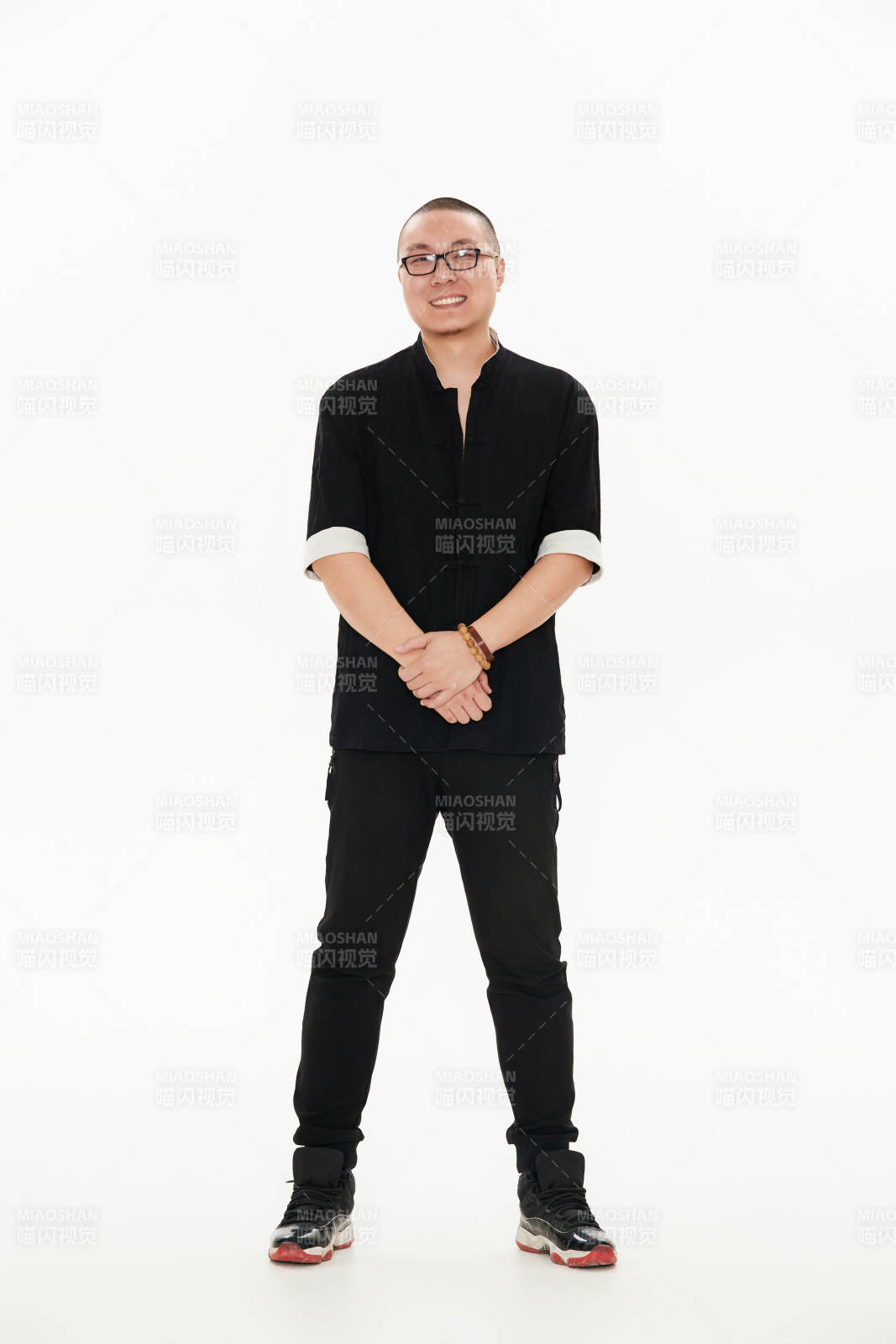 白色背景下的亚洲男士