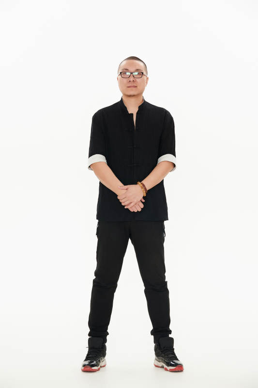 白色背景下的亚洲男士