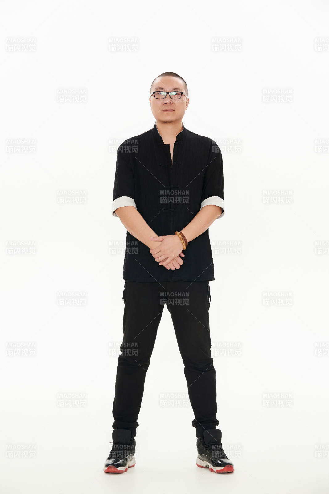 白色背景下的亚洲男士