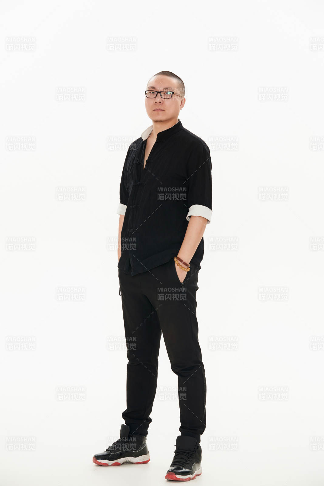 白色背景下的亚洲男士