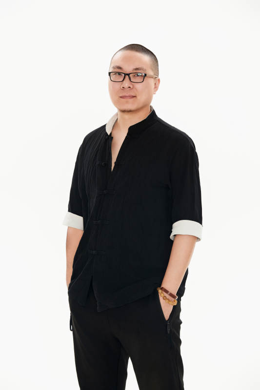 白色背景下的亚洲男士