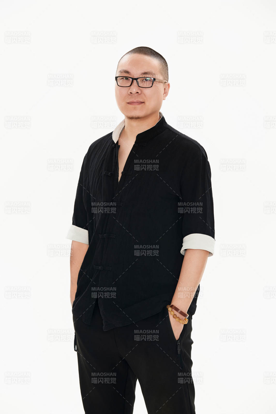 白色背景下的亚洲男士