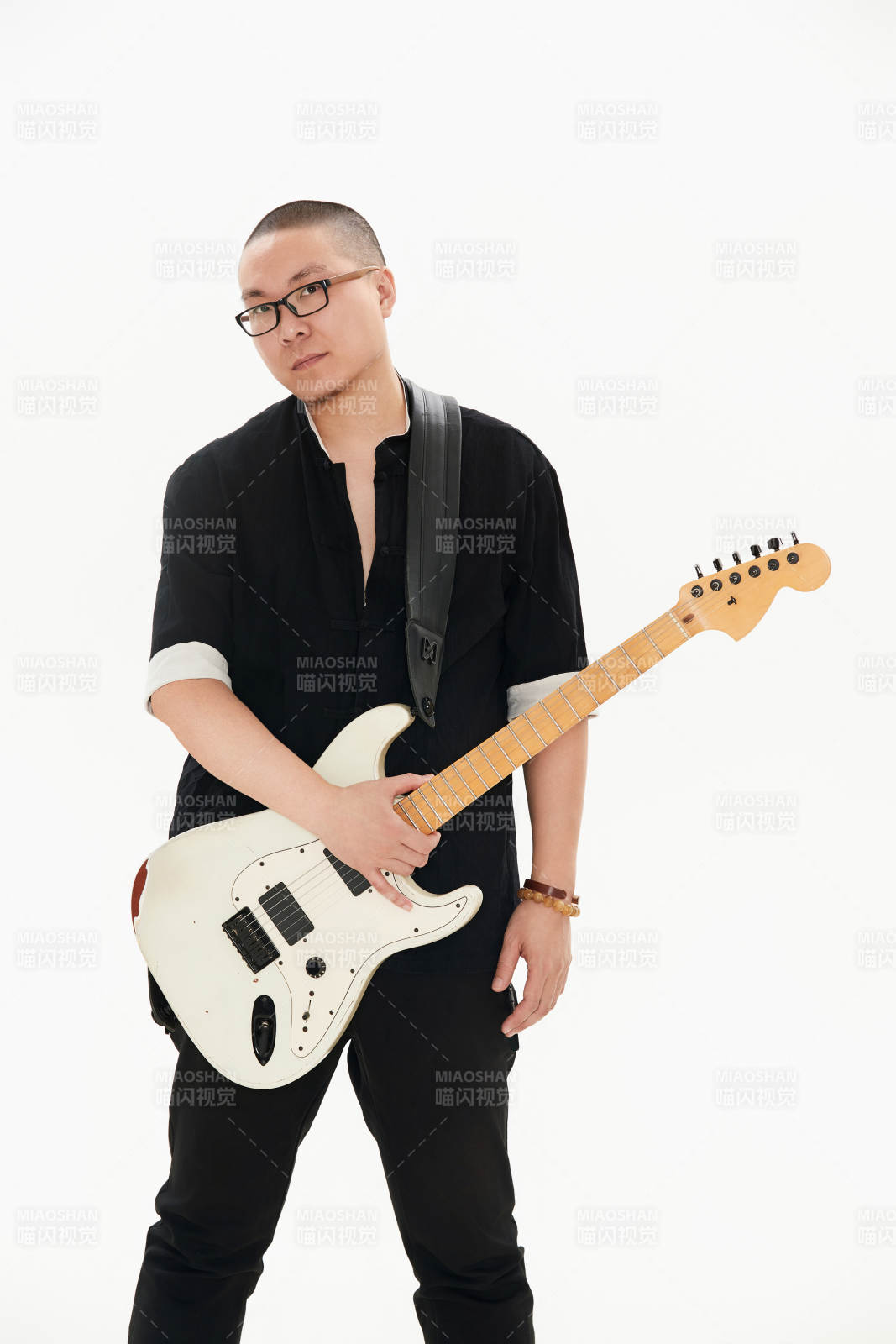 手持电吉他的亚洲男性摇滚乐手