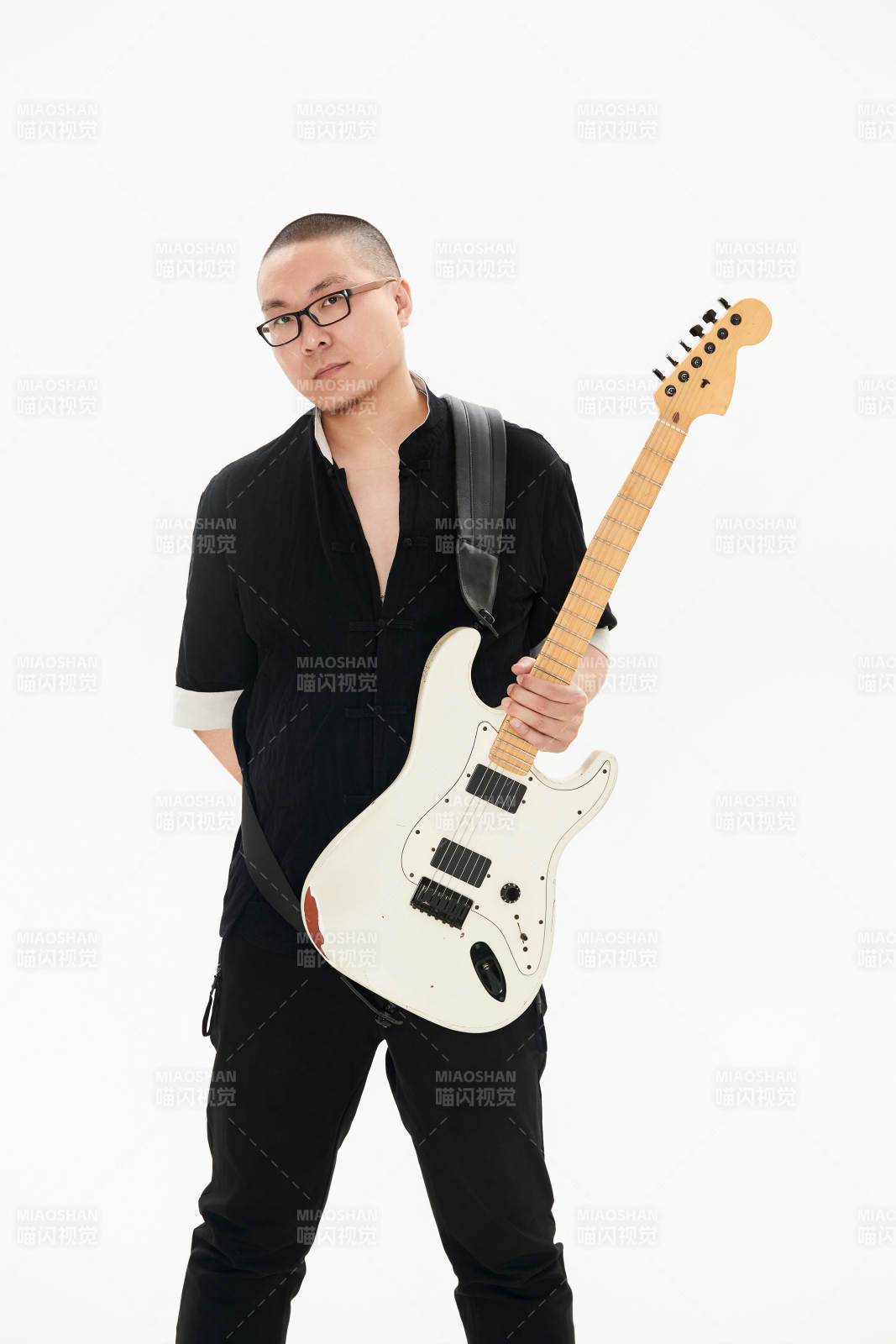 手持电吉他的亚洲男性摇滚乐手