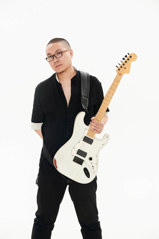 手持电吉他的亚洲男性摇滚乐手