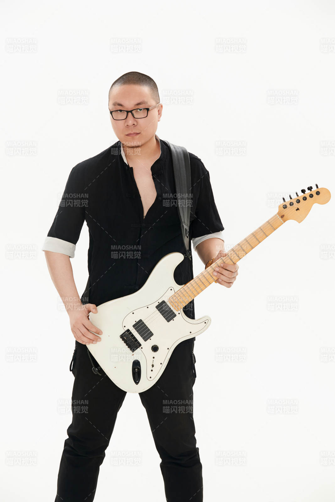 手持电吉他的亚洲男性摇滚乐手