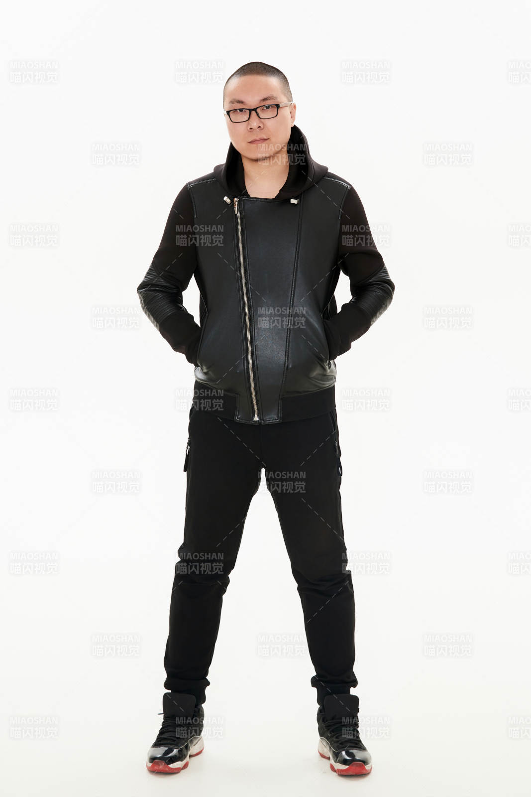 白色背景下的雅痞青年形象