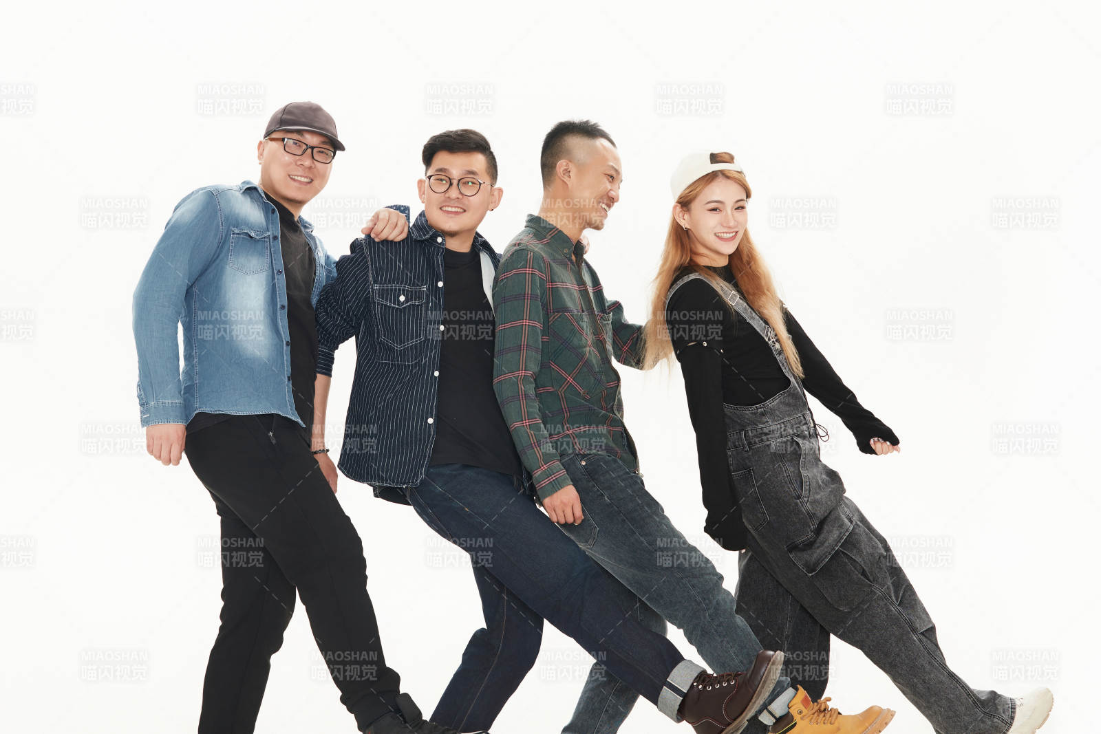 影棚拍摄的白色背景下四人乐队组合形象
