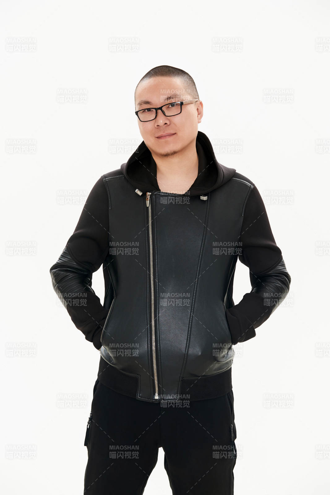 白色背景下的雅痞青年形象